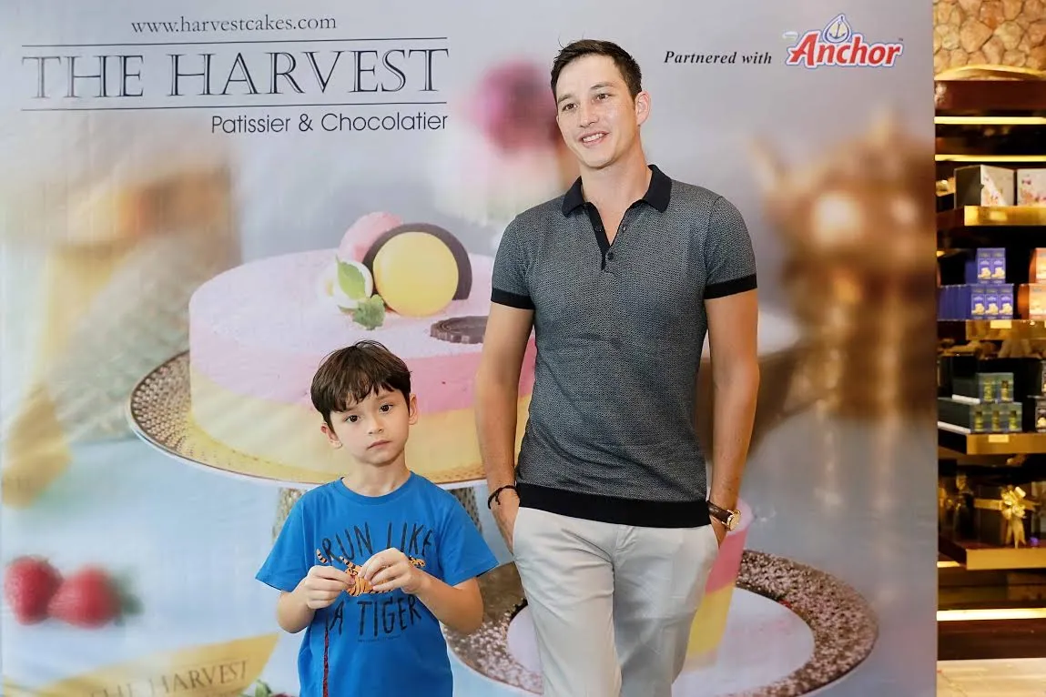 Mike Lewis saat habiskan waktu bareng Kenzou. ©KapanLagi.com/Nuzulur Rakhmah