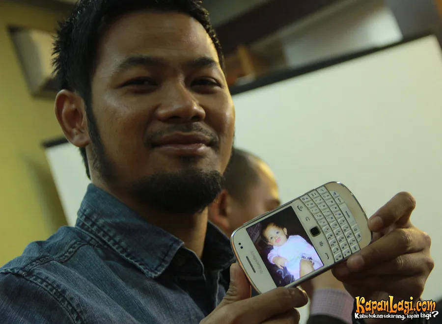 Mike D Bagindas menunjukkan foto buah hatinya