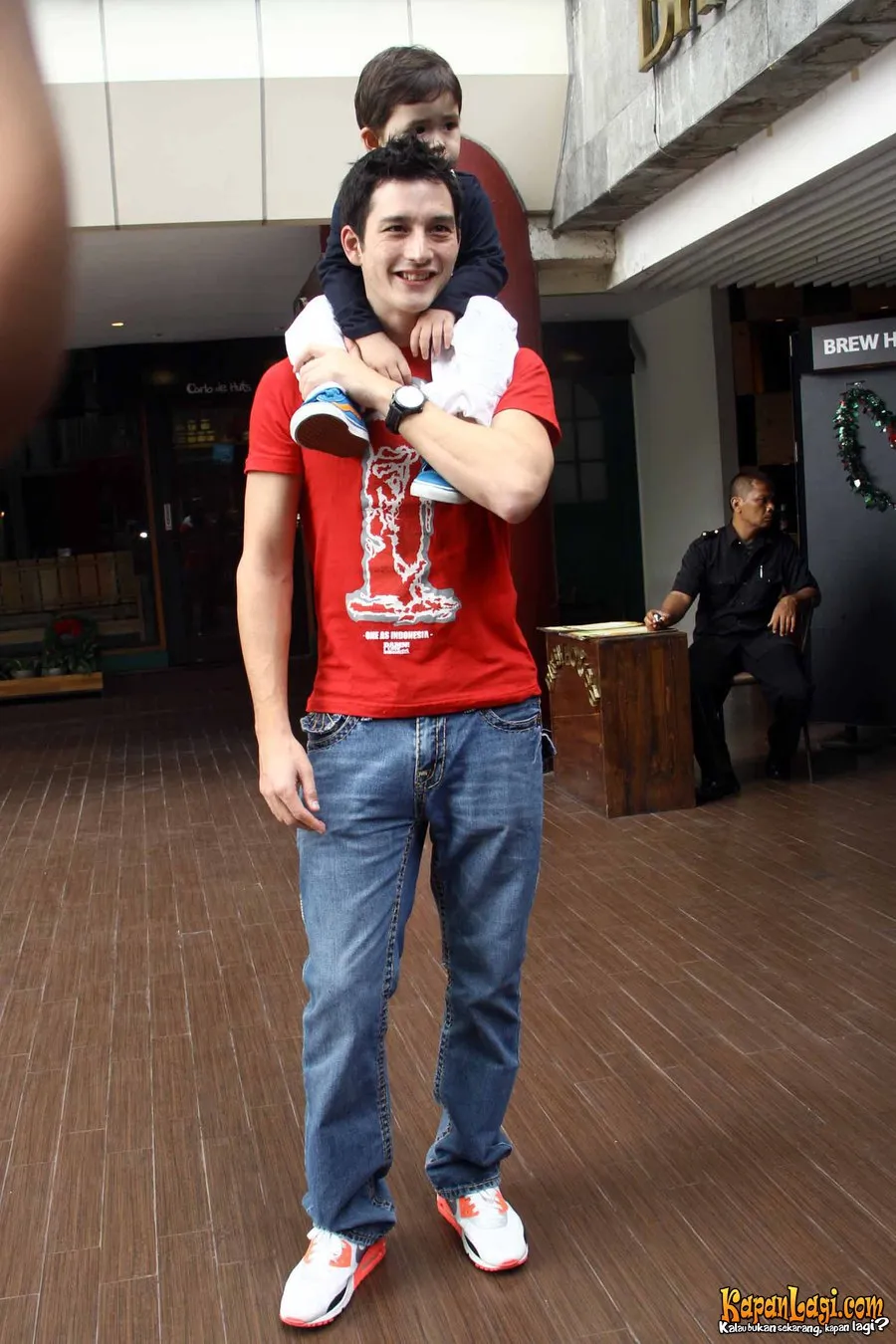 Mike Lewis tengah dekat dengan sesosok wanita dari masa lalu.