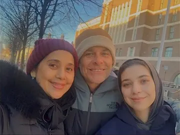 Potret Keluarga Mike Tramp dan Ayu Azhari (Credit: Instagram/ayukhadijahazhari)