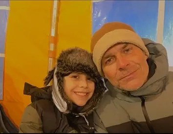 Potret Mike Tramp dan Anaknya (Credit: Instagram/ayukhadijahazhari)