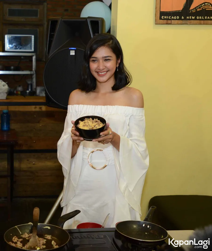 Mikha Tambayong rayakan ulang tahun sekalian syukuran grand opening dari cafe miliknya. ©KapanLagi.com/Bayu Herdianto