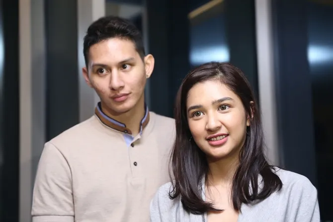 Mikha dan Daniel saat menyaksikan Indonesian Idol, Senin (19/3). © KapanLagi.com/Nurwahyunan Bintang