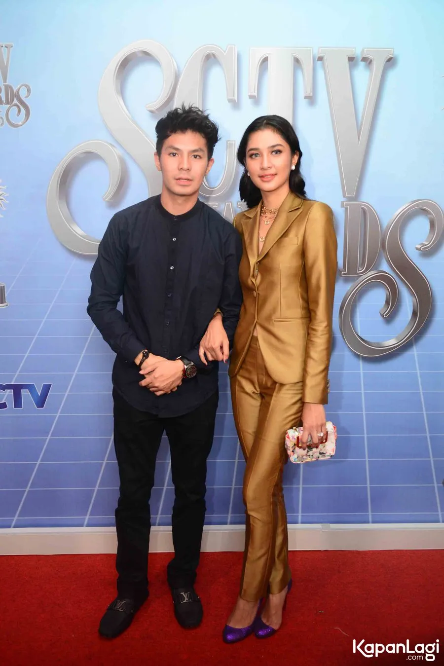 Baru jadian, Mikha Tambayong dan Fero Walandouw terlihat mesra di red carpet SCTV Awards. ŠKapanLagi.com/Bayu Herdianto