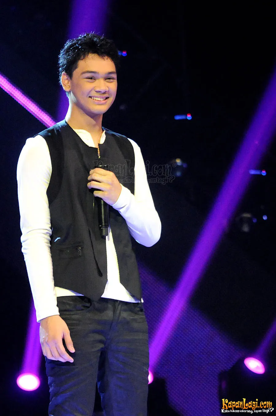 Mikha Angelo malam ini membawakan lagu Mimpi.