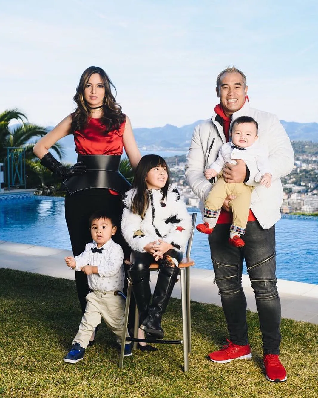 Potret keluarga Nia Ramadhani yang kompak dalam berbagai kegiatan. Credit: via instagram.com/ramadhaniabakrie