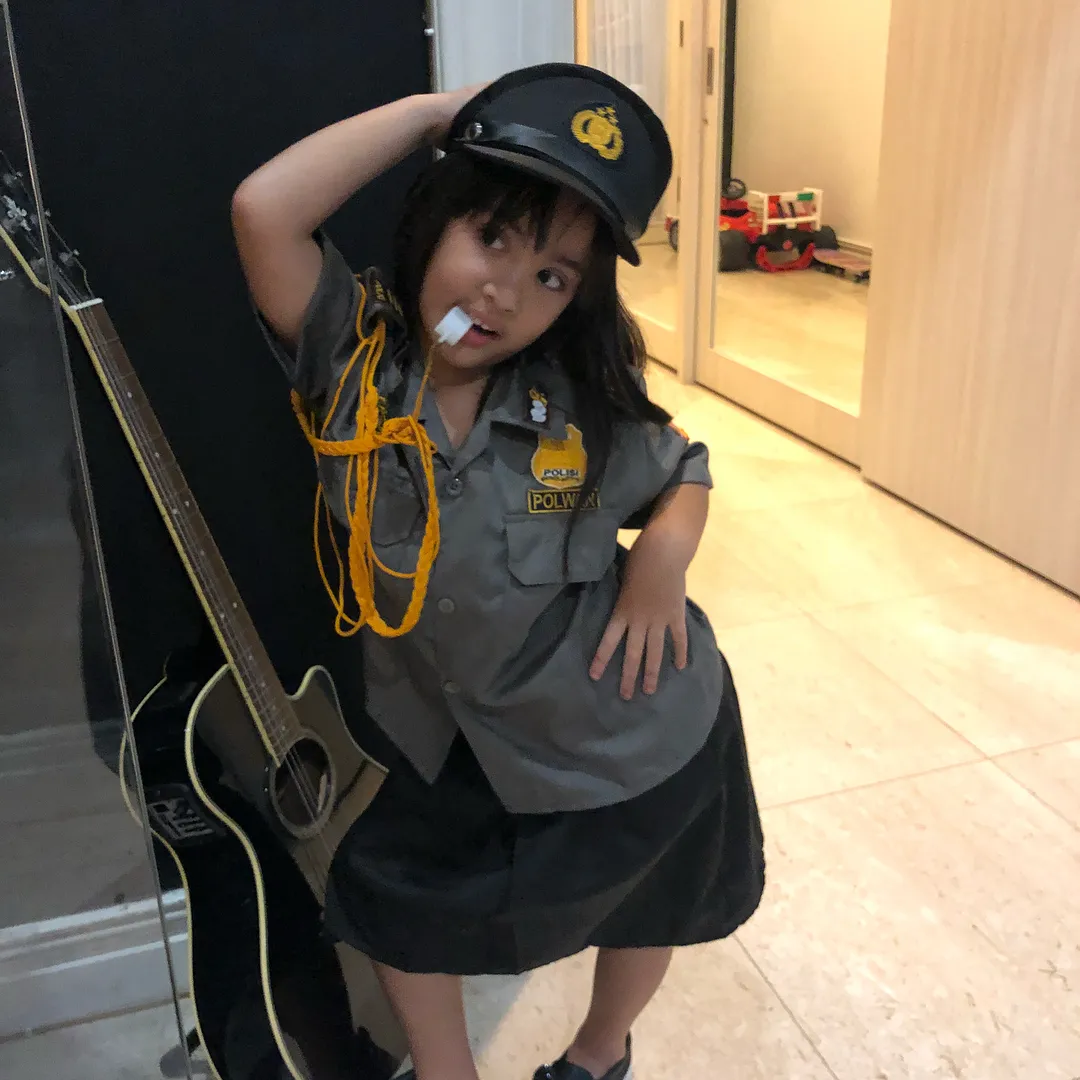 Gaya lucu Mikhayla saat berubah menjadi Polwan! Credit: via instagram.com/ardibakrie