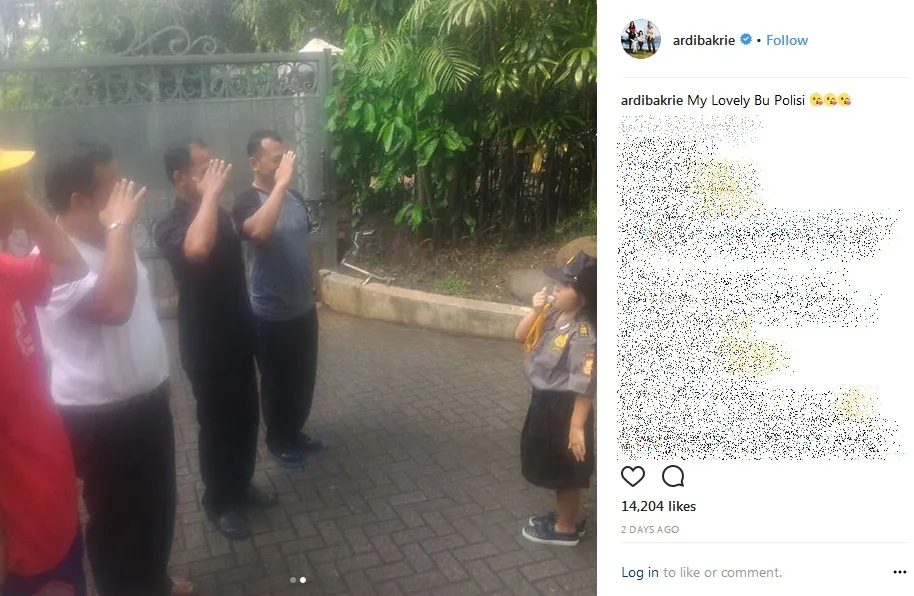 Aksi kocak Mikhayla dengan peluit-nya. Lucu! Credit: via instagram.com/ardibakrie