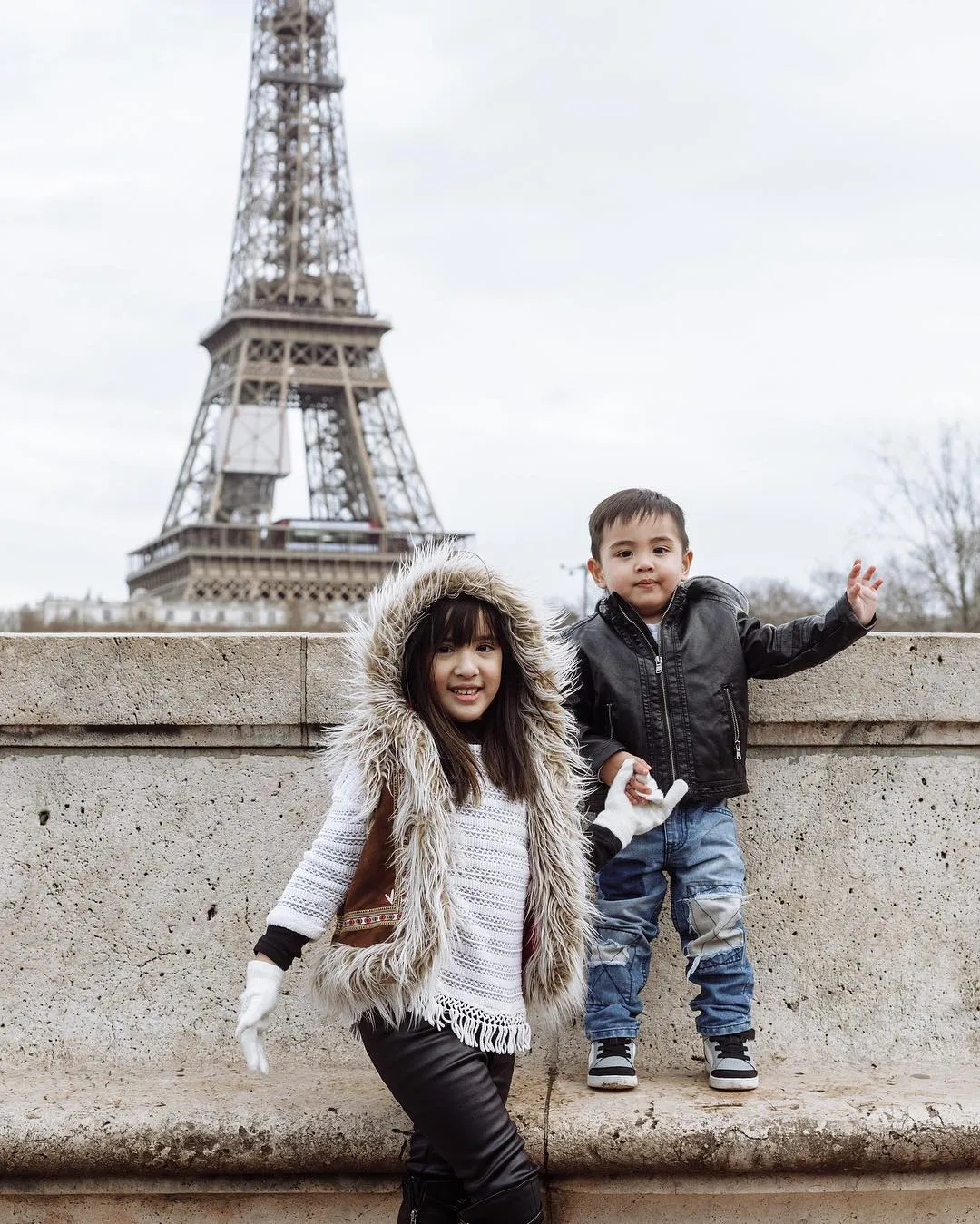 Gaya fashionable Mikhayla saat liburan di Paris. Credit: via instagram.com/ramadhaniabakrie