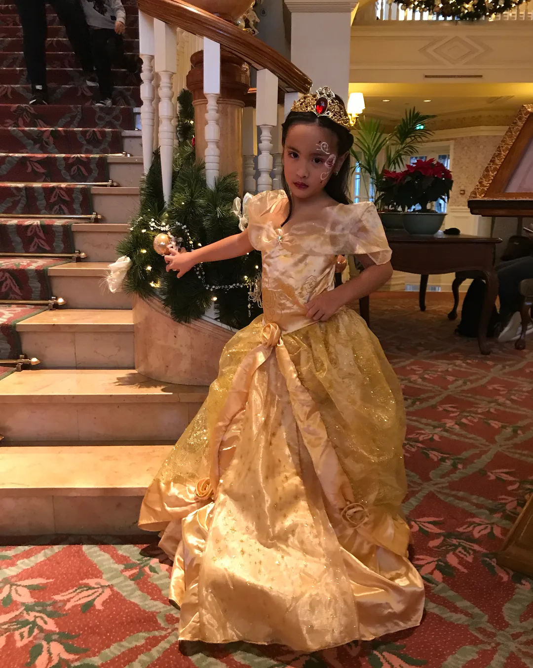 Pose Mikhayla saat berubah menjadi Princess Belle. Credit: via instagram.com/ramadhaniabakrie