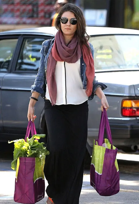 Mila Kunis Usai Berbelanja @ dailymail.co.uk