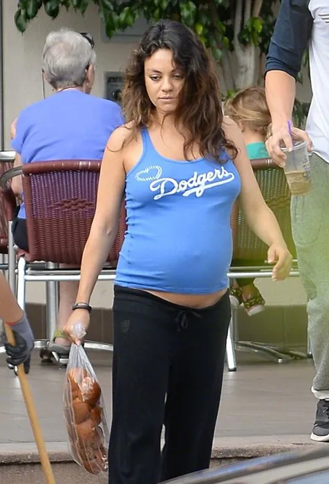 Perut besar Mila seakan mengintip dari balik tank top-nya @ dailymail.co.uk/NPG.com