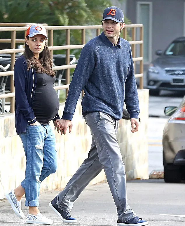 Ashton gandeng mesra istrinya yang sedang hamil © dailymail.co.uk