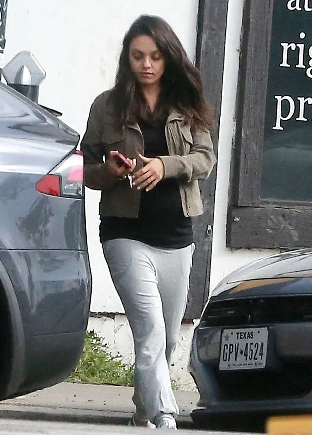 Mila tetap cantik meski muncul tanpa makeup © FameFlynet/dailymail.co.uk