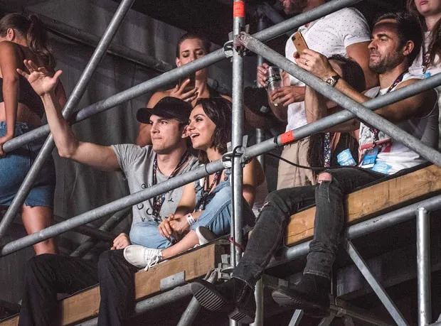 Ashton dan Mila asyik kencan tanpa anak © usmagazine.com