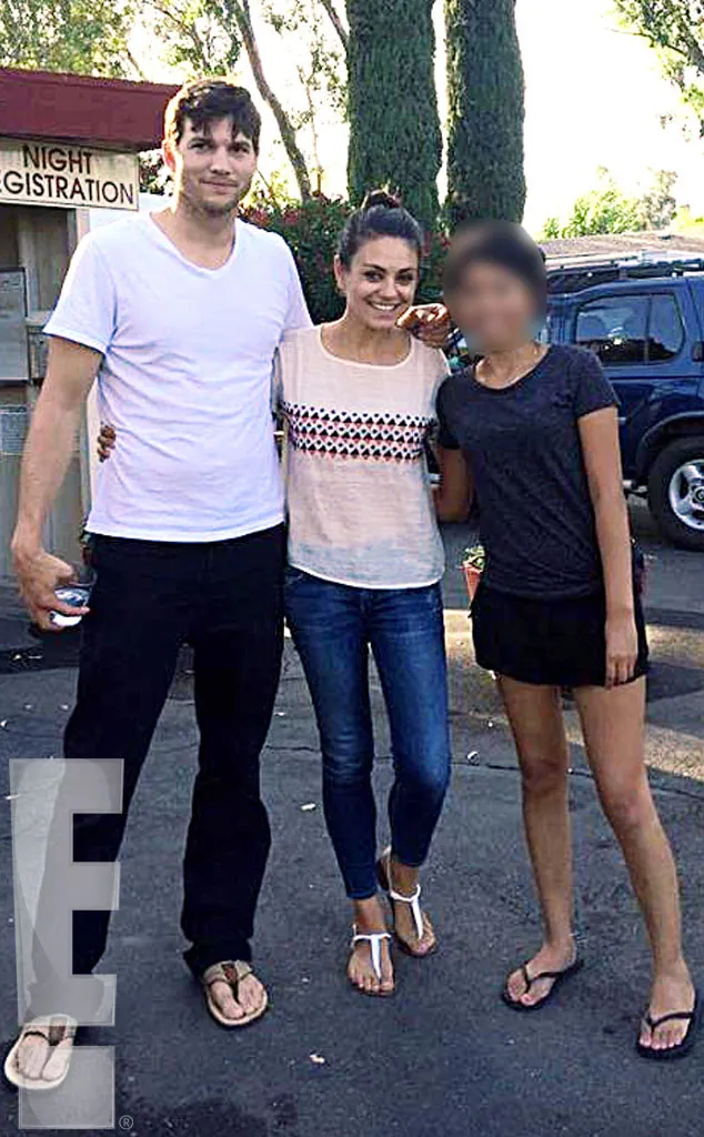 Salah satu potret Mila dan Ashton dengan warga lokal di lokasi bulan madu mereka @ eonline.com