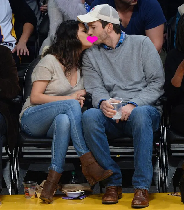 Mila dan Ashton tertangkap sedang berciuman @ dailymail.co.uk