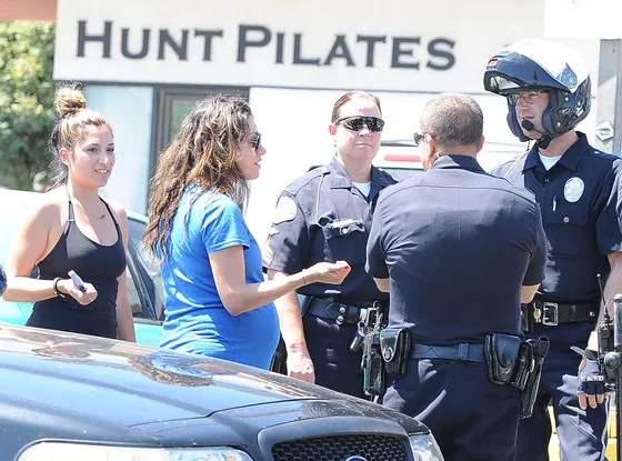 Mila Kunis dan para polisi @ eonline.com