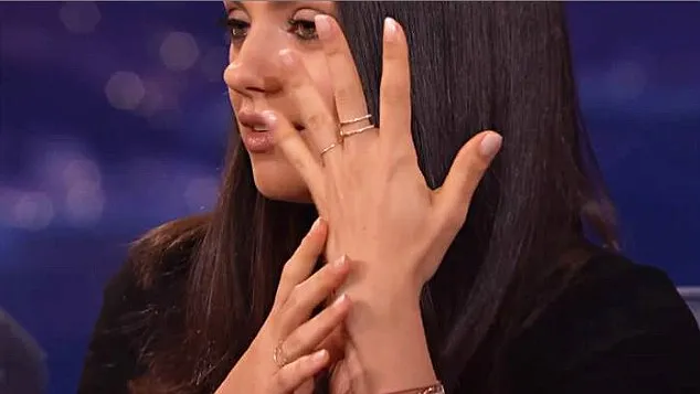 Inilah cincin pernikahan yang dibeli Mila dengan harga Rp 1,1 juta © dailymail.co.uk