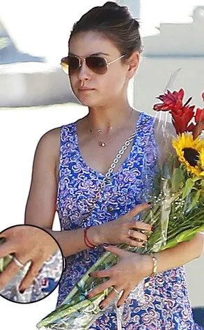 Mila Kunis bertunangan? @ eonline.com