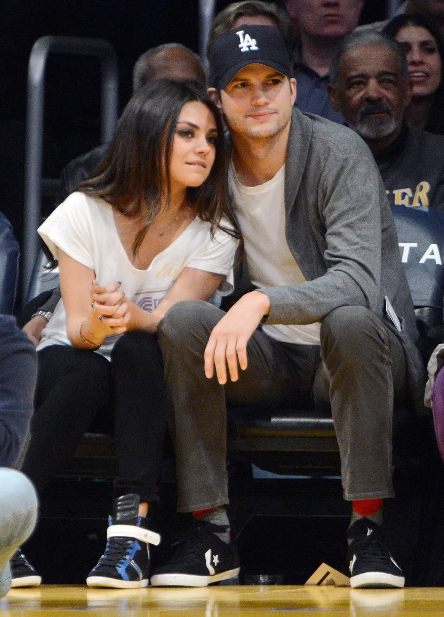 Mila Kunis dan Ashton Kutcher dikabarkan akan menambah momongan baru @ splashnews