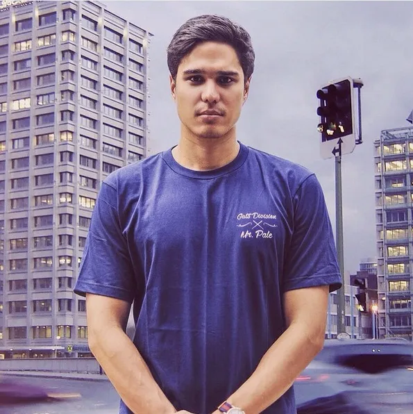 Cowok ganteng yang punya kembaran yakni Mischa Chandrawinata ini juga populer di tanah air. /©instagram.com/mischach