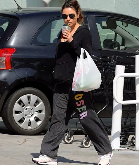Casual Sporty Style Ala Mila Kunis Saat Hamil @ dailymail.co.uk
