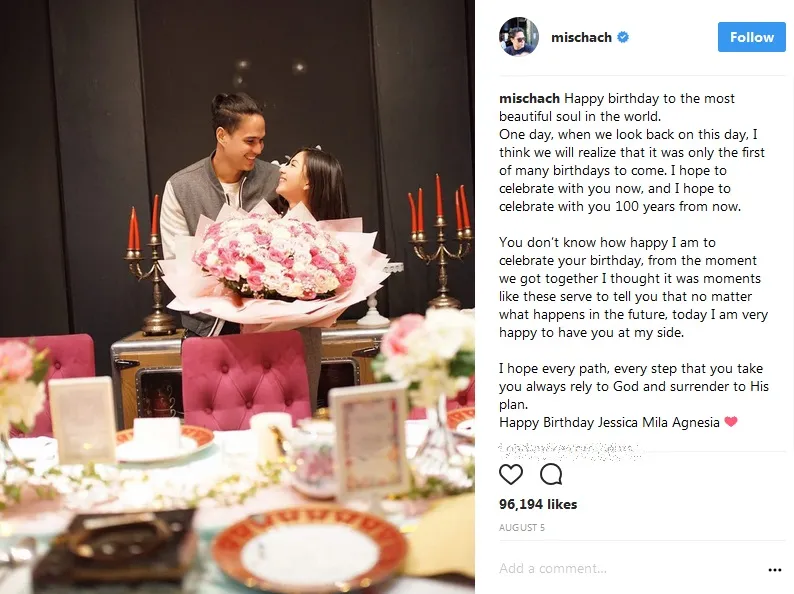 Mischa beri buket bunga mawar saat ulang tahun Mila. /©instagram.com/mischach