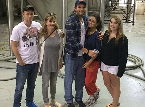 Mila Kunis dan Ashton Kutcher Foto Bersama Pengunjung @ dailymail.co.uk