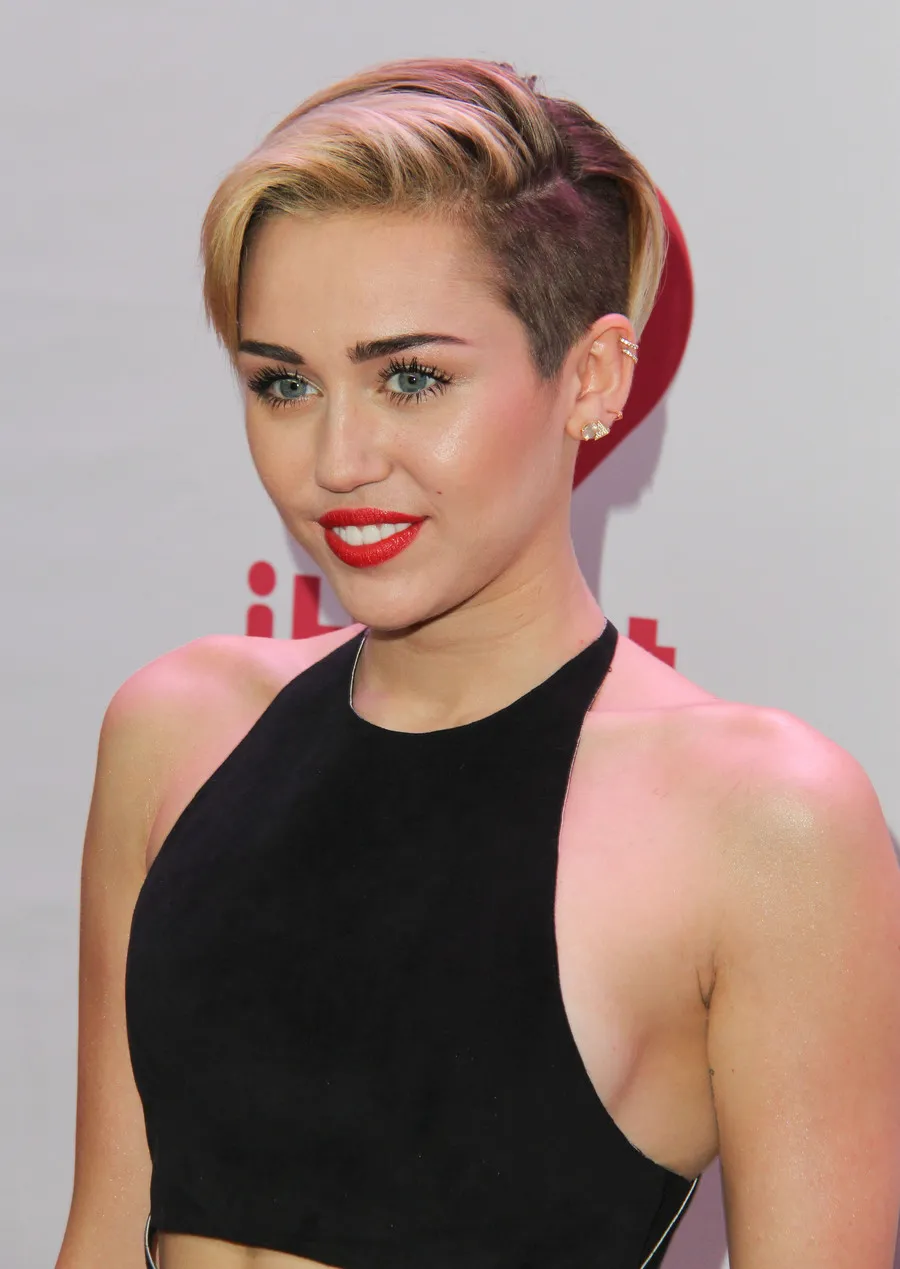 Ariana Grande ogah disamakan dengan Miley Cyrus ©famfelynet