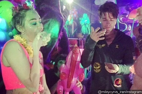 Miley didampingi sang pacar glar pesta bertema seks. / mileysyrus_iran Instagram