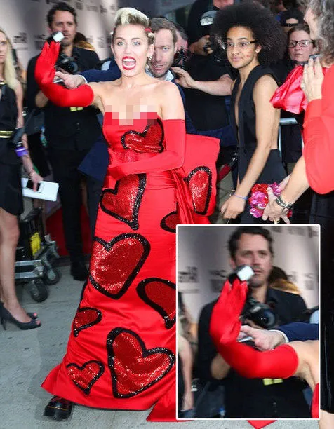 Miley Cyrus ekspose bulu ketiak © Splashnews