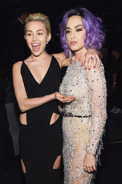 Miley Cyrus memegang daerah pribadi Katy Perry © WireImage/Kevin Mazur