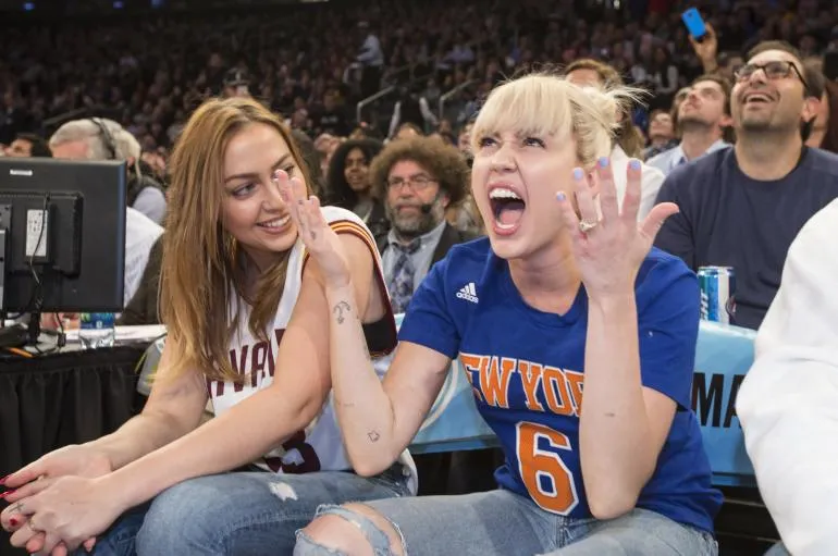 Miley Cyrus pakai cincin tunangan lagi © Hollywoodtake.com/splashnews.com