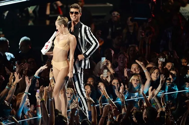 Miley dan Robin di MTV VMA 2013. @www.kiss925.com 