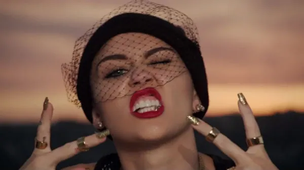 Salah satu dandanan aneh Miley dalam klip. @idolator.com