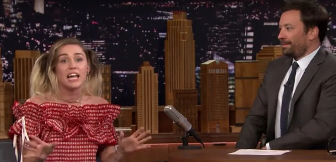 Miley Cyrus tampil cantik di acara The Tonight Show © Youtube.com