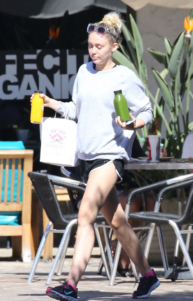 Miley Cyrus beli jus bareng Liam Hemsworth © Dailymail.co.uk