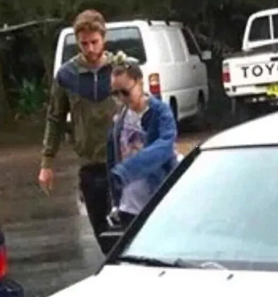 Miley Cyrus dan Liam Hemsworth saat bertemu di Australia baru-baru ini. ©Dailymail.co.kr