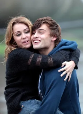 Miley dan Douglas, benarkah keduanya saling cinta? @ istimewa