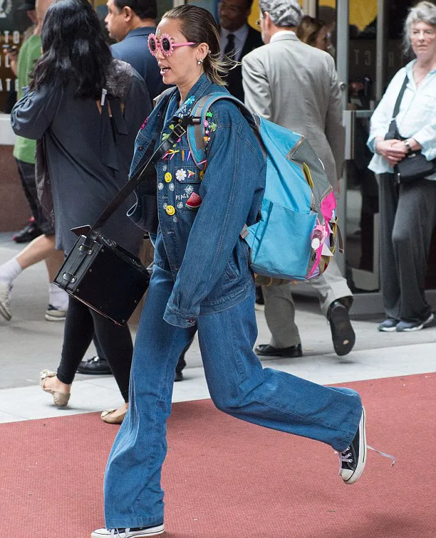 Miley makin aneh dengan outfit seperti ini © Splashnews.com