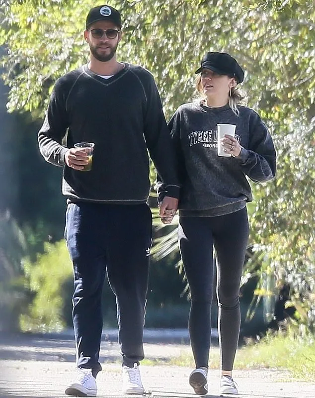 Miley dan Liam gandengan mesra © dailymail.co.uk