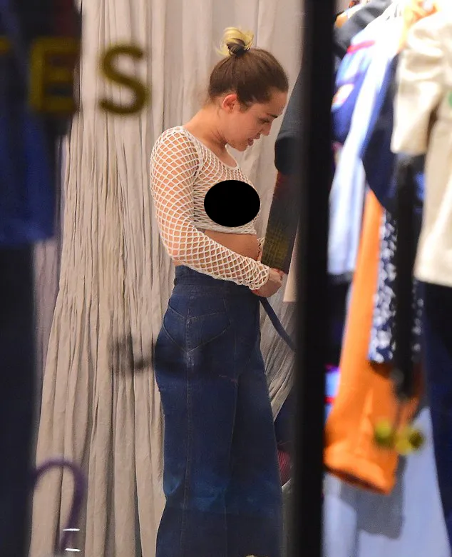 Miley umbar area intim di depan umum © Splashnews via dailymail.co.uk