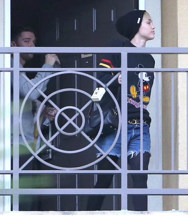 Miley tertangkap keluar dari apartemen Patrick ©fameflynet.com