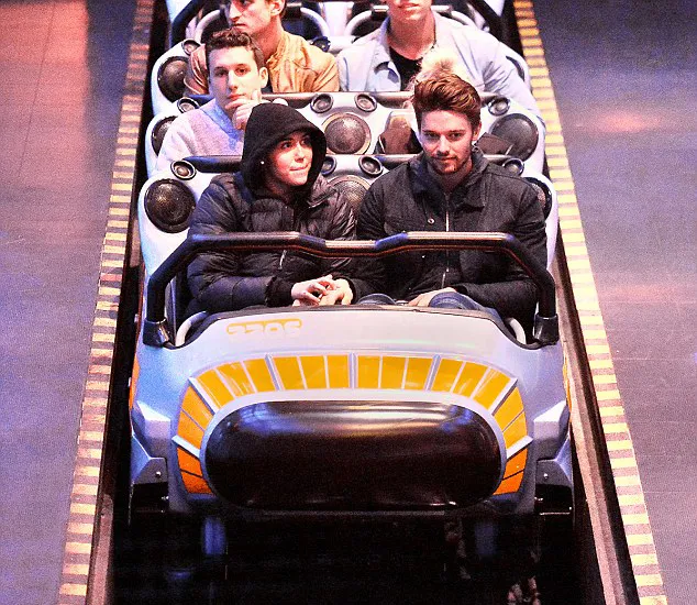 Miley dan Patrick kencan di Disneyland ©splashnews.com