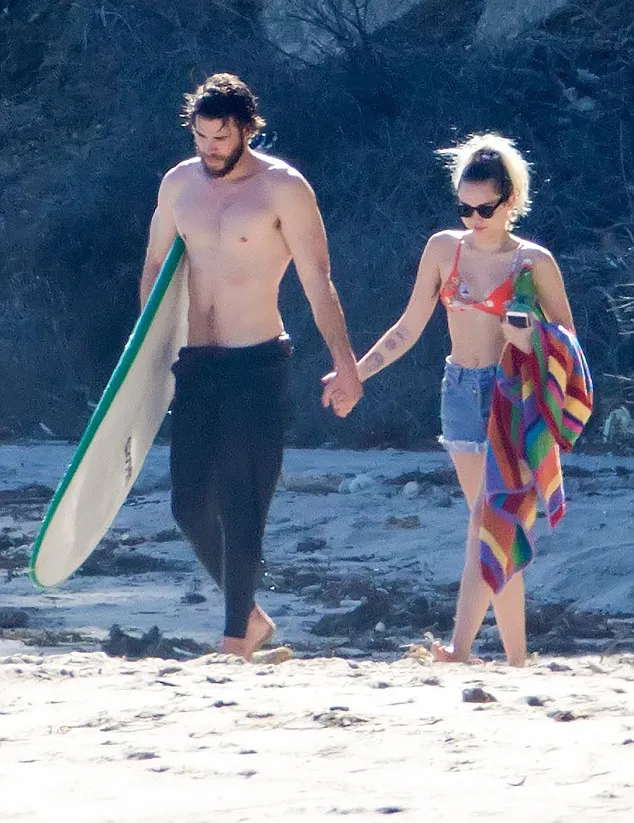 Liam dan Miley gandengan mesra © dailymail.co.uk