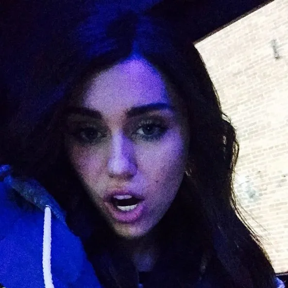 Miley berambut panjang dan gelap, makin cantik? © instagram.com/mileycyrus