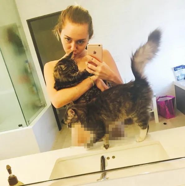 Miley kembali pamer pose bugil © instagram.com/mileycyrus