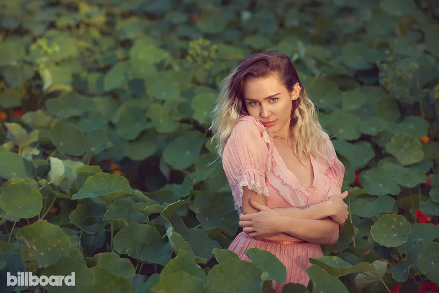 Cantiknya Miley saat memakai dress pink! © Billboard