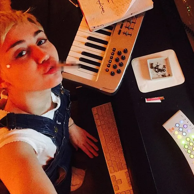 Miley sedang menghisap ganja @ instagram.com/mileycyrus
